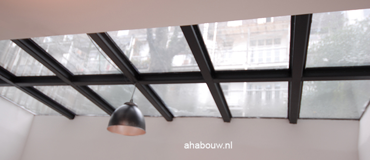 Plafond van glas en staal